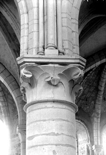 Troisième colonne de l'hémicycle côté sud : chapiteau