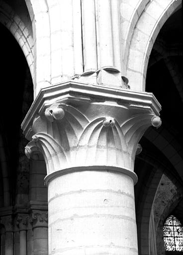 Troisième colonne de l'hémicycle côté nord : chapiteau