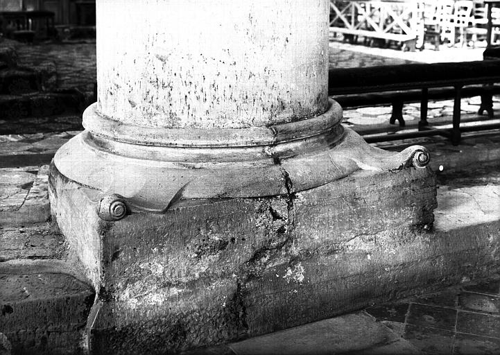 Colonne de l'hémicycle : base