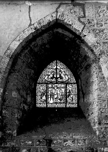 Vitrail de la chapelle absidale : Crucifixion entre Eglise et Synagogue