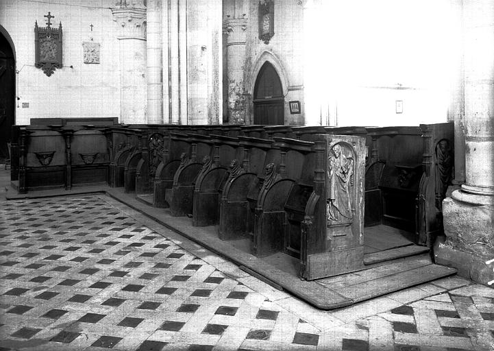 Stalles en bois sculpté de la croisée : ensemble du côté nord