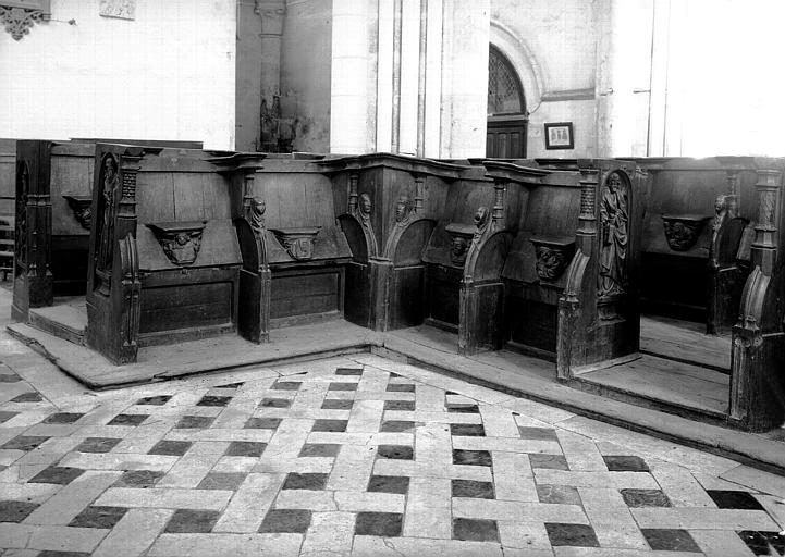 Stalles en bois sculpté de la croisée : angle nord-ouest