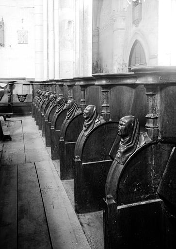 Stalles en bois sculpté de la croisée : ensemble des accotoirs nord