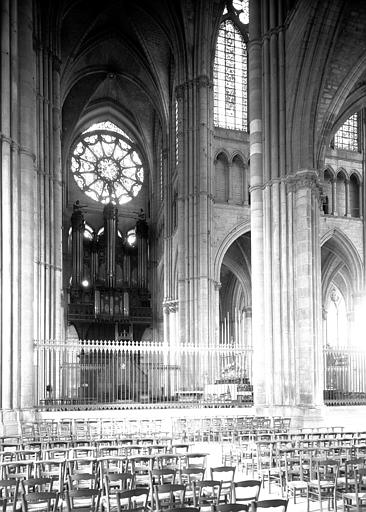 Intérieur : transept vers le nord