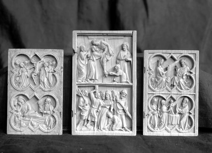 Plaques (trois) en ivoire sculpté :Descente de Croix et un dyptique représentant la Crucifixion, la Nativité, la Glorification de la Vierge et la Présentation