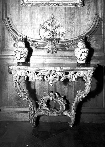 Grand salon : console en bois doré, époque Louis XV - © Ministère de la Culture (France), Médiathèque du patrimoine et de la photographie, diffusion GrandPalaisRmn Photo