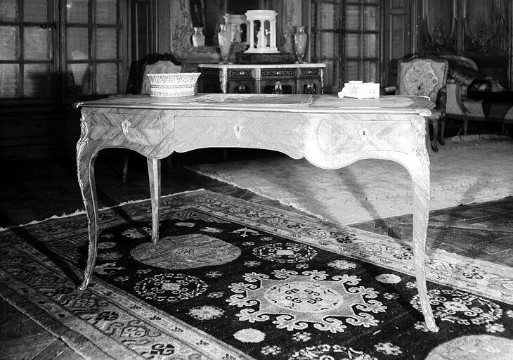 Grand salon : table à écrire en bois de placage, époque Louis XV - © Ministère de la Culture (France), Médiathèque du patrimoine et de la photographie, diffusion GrandPalaisRmn Photo