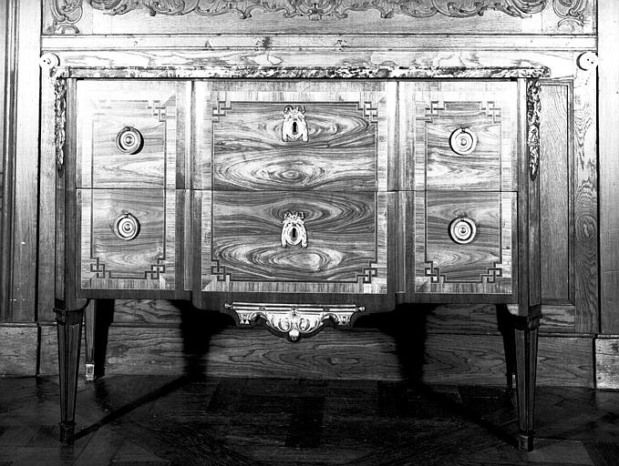 Grand salon : commode en bois de placage et marqueterie, garnie de bronze avec dessus de marbre, époque Louis XV - © Ministère de la Culture (France), Médiathèque du patrimoine et de la photographie, diffusion GrandPalaisRmn Photo