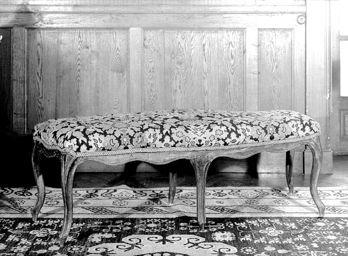 Grand salon : banquette à six pieds cambrés - © Ministère de la Culture (France), Médiathèque du patrimoine et de la photographie, diffusion GrandPalaisRmn Photo