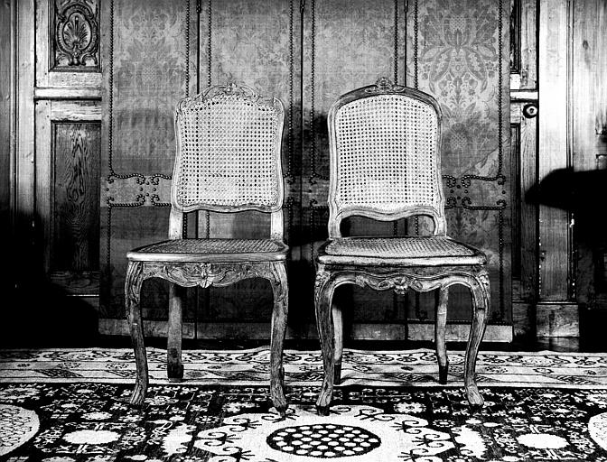 Salle à manger : chaises en bois naturel cannées, époque Louis XV - © Ministère de la Culture (France), Médiathèque du patrimoine et de la photographie, diffusion GrandPalaisRmn Photo