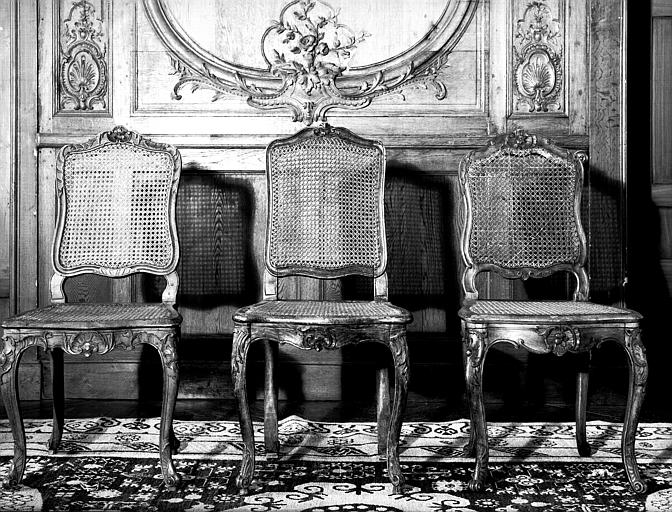 Salle à manger : chaises en bois naturel cannées, époque Louis XV - © Ministère de la Culture (France), Médiathèque du patrimoine et de la photographie, diffusion GrandPalaisRmn Photo