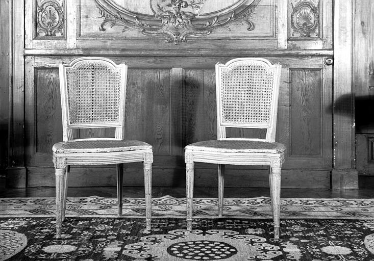 Deux chaises cannées à chapeau, en bois mouluré et peint, époque Louis XVI - © Ministère de la Culture (France), Médiathèque du patrimoine et de la photographie, diffusion GrandPalaisRmn Photo