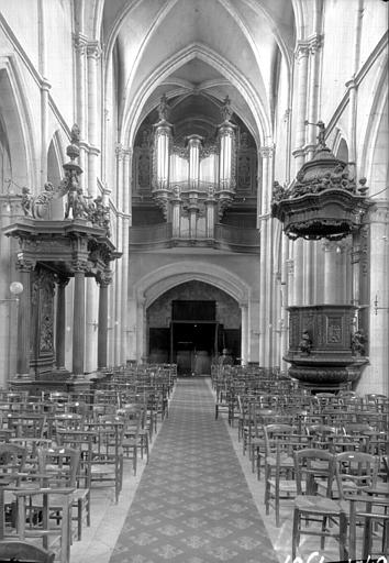 Nef vers l'ouest, chaire à prêcher, banc d'ouvre par Jean-Baptiste Bouchardon et buffet d'orgues