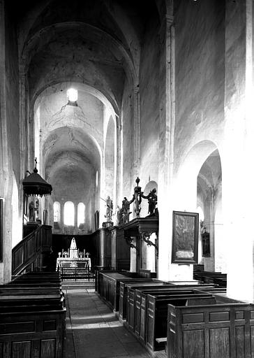 Intérieur : nef et choeur, vers l'est