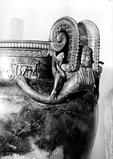 Trésor de Vix, cratère en bronze : anse