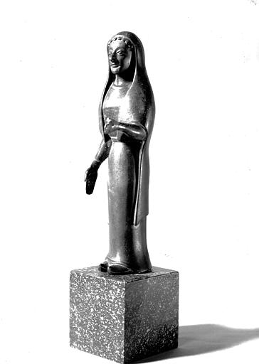 Trésor de Vix, statuette sommant le cratère : vue de trois-quart dextre