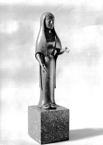 Trésor de Vix, statuette sommant le cratère : vue de trois-quart senestre