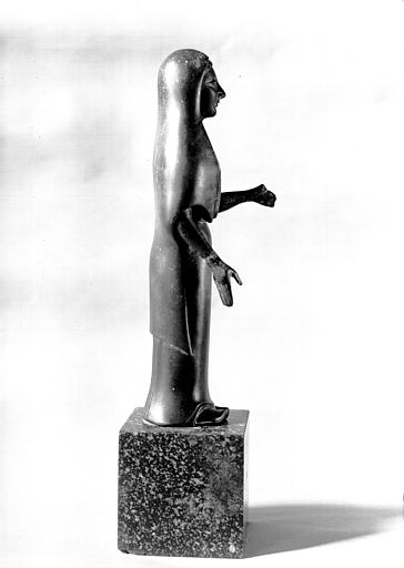 Trésor de Vix, statuette sommant le cratère : vue de profil