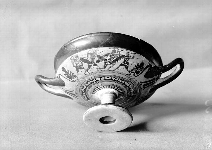 Trésor de Vix : coupe à pied ornée de deux anses, terre cuite décorée