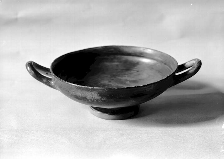 Trésor de Vix : coupe à pied ornée de deux anses, bronze