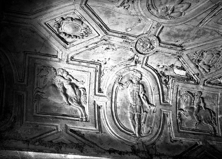 Intérieur, escalier : plafond décoré d'une volée, époque Renaissance, détail