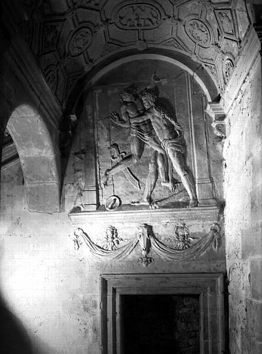 Intérieur, escalier : tympan sculpté à l'extrémité du plafond voûté