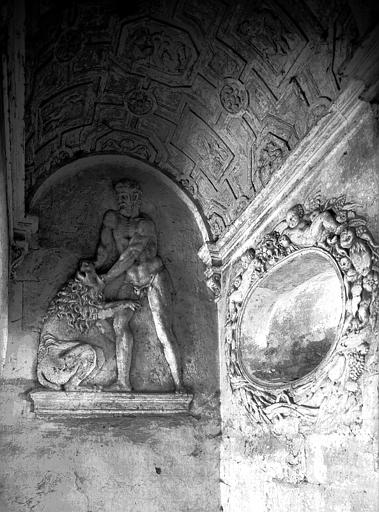 Intérieur, escalier : tympan sculpté à l'extrémité du plafond voûté