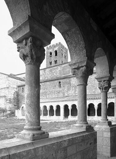 Cloître : galerie sud et ouest reconstituées