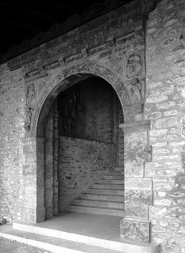 Cloître : porte vers l'église