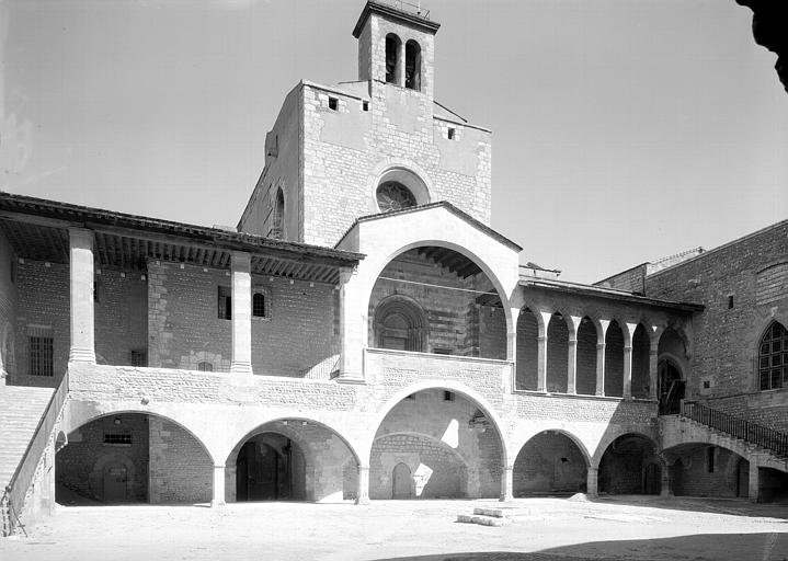 Cour d'honneur : façade ouest