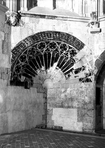 Chapelle : détail de décoration d'une trompe du choeur