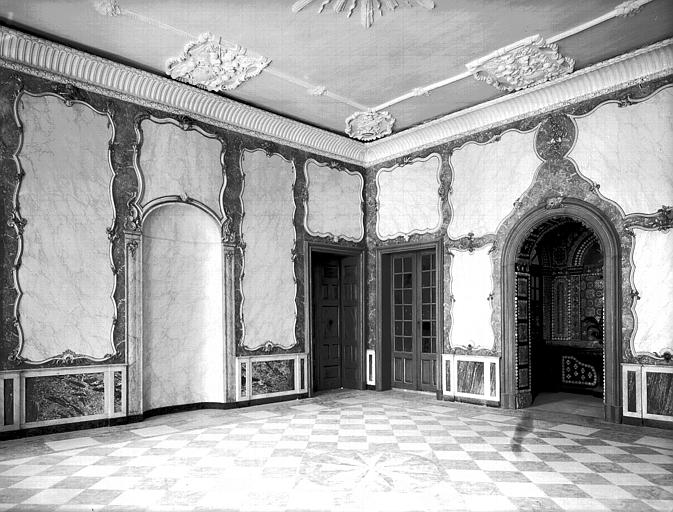 Grande salle à manger : vue vers la fontaine