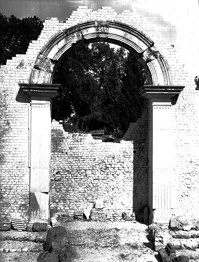 Grande arcade de fond de la basilique civile