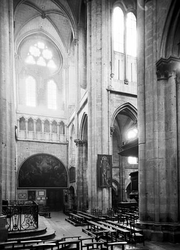 Intérieur : transept vers le sud-ouest