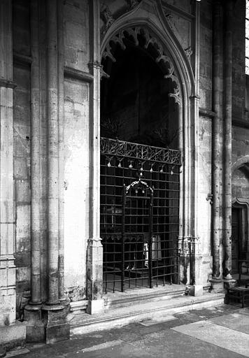 Intérieur, collatéral nord : grille de la dernière chapelle latérale