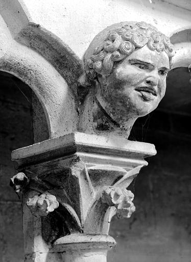 Choeur, triforium : tête sculptée au-dessus d'un chapiteau