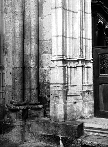 Collatéral nord : bases de piles à l'entrée d'une chapelle latérale