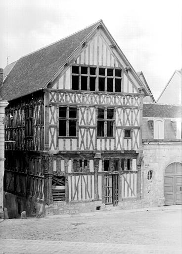 Angle des façades sur la rue Montant-au-Palais et la ruelle haute Saint-Jean