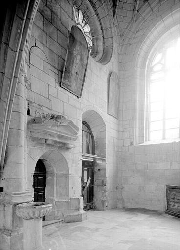 Revers de la façade sous la tour : dommages de guerre, fronton de la petite porte