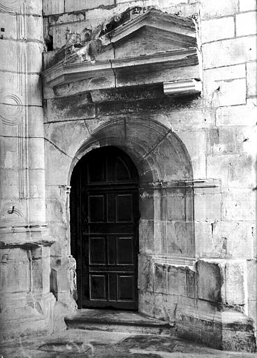 Revers de la façade sous la tour : dommages de guerre, fronton de la petite porte