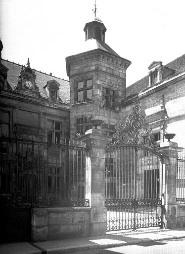 Grille sur la rue et cour d'honneur