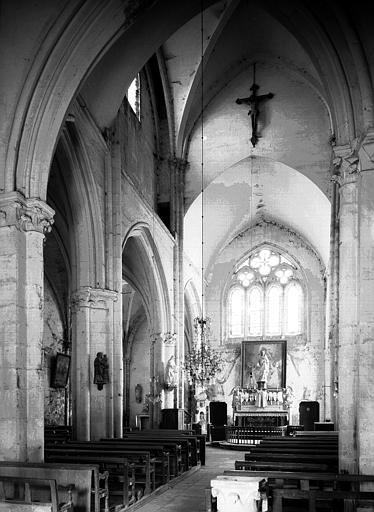 Intérieur : nef et choeur vers l'est