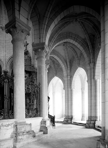 Intérieur du déambulatoire : partie est