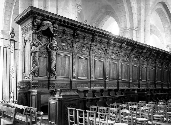 Intérieur : stalles du choeur, après restauration