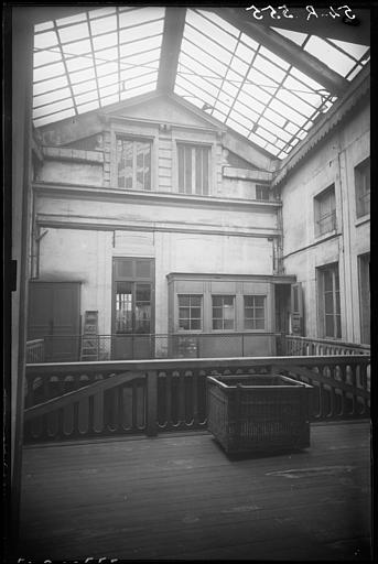 Façade sur cour de l'immeuble donnant sur la rue