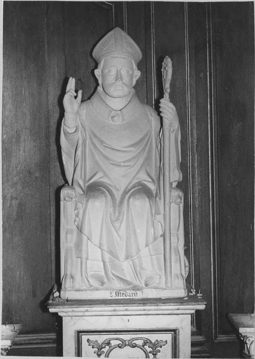 statue : Saint Médard assis