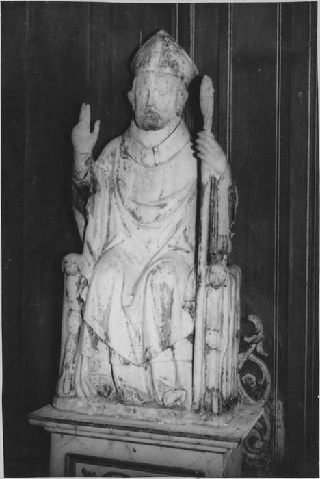 statue : Saint Médard assis