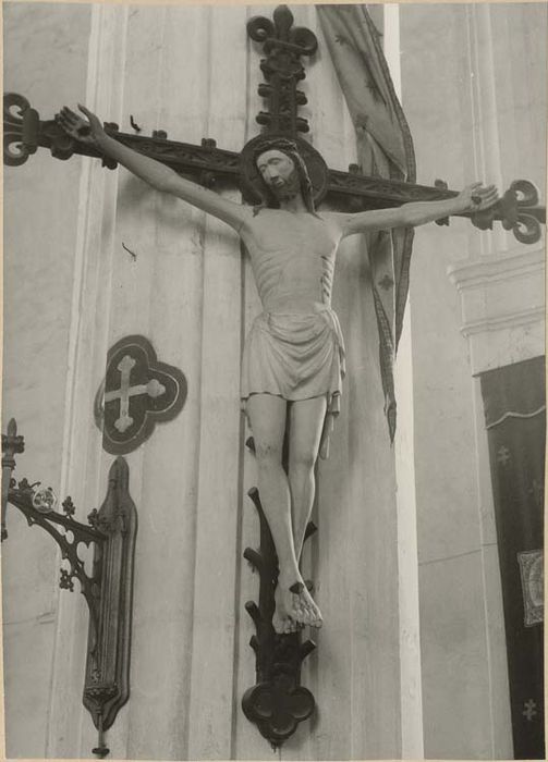 statue : Christ en croix