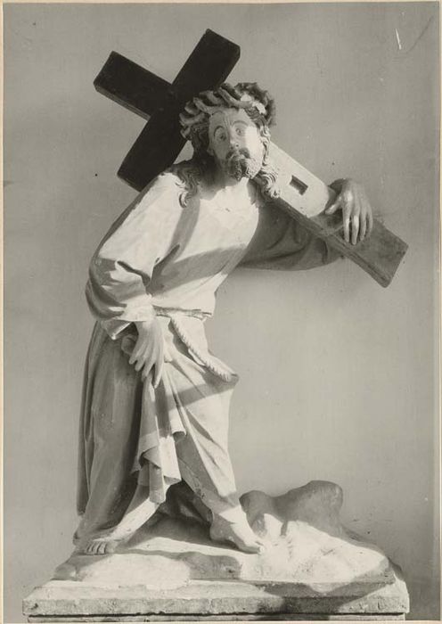 statue : le Christ portant sa croix