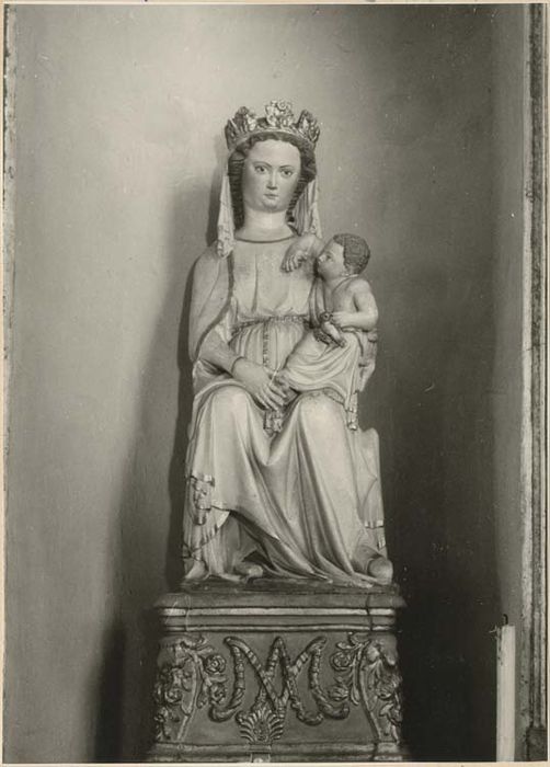 statue : Vierge à l'Enfant assise allaitant